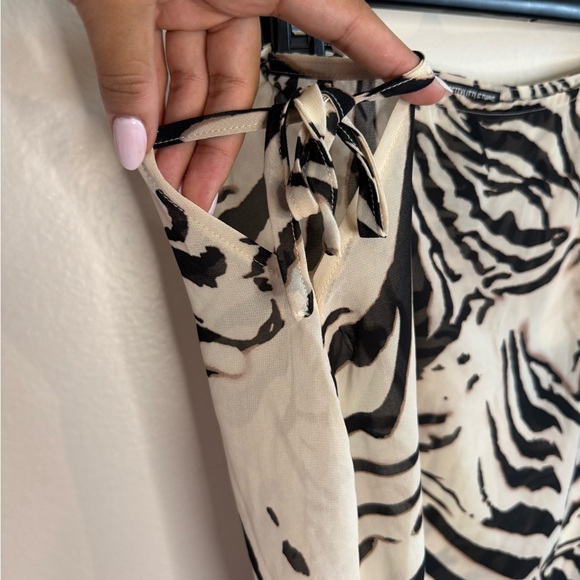 PrettyLittleThing Black and Cream Zebra Print Maxi Skirt - Picture 3 of 4